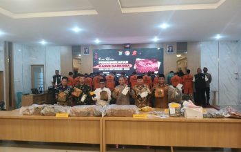 Kapolres Padangsidimpuan AKBP Wira Prayatna, Wali Kota Letnan Dalimunthe, Dandim 0212 TS Letkol Letkol Arm Delli Yudha Adi Nurcahyo, Wakil Wali Kota Harry Pahlevi, Kepala BNNK Tapanuli Selatan Saiful Fadhli, Wakil Ketua DPRD Rusydi Nasution, dan lainnya, saat menunjukkan barang bukti hasil pengungkapan kasus narkotika periode Juni sampai dengan September 2025