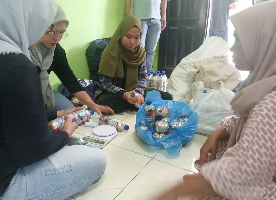Tim dari Bank Sampah Yamantab saat menyortir dan menimbang Ecobrick hasil buatan dari ibu-ibu rumah tangga di sekitar lingkar tambang