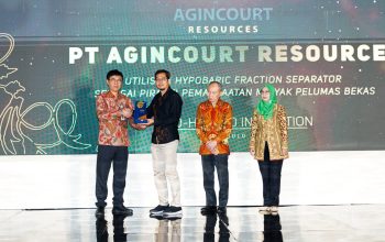 Superintendent Environmental Monitoring PTAR, Bayu Ariyanto, menerima penghargaan Emas kategori Eco-Hazard Innovation di ajang EPSA 2025 dari Kepala Dinas Lingkungan Hidup dan Kehutanan Jawa Tengah, Widi Hartanto