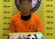 Seorang pria yang diduga kuat menjadi pengedar sabu berinisial, AH, warga Kabupaten Paluta, usai ditangkap Tim Opsnal Satresnarkoba Polres Tapsel bersama barang bukti narkotika jenis sabu
