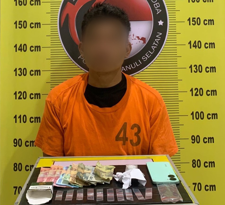 Seorang pria yang diduga kuat menjadi pengedar sabu berinisial, AH, warga Kabupaten Paluta, usai ditangkap Tim Opsnal Satresnarkoba Polres Tapsel bersama barang bukti narkotika jenis sabu