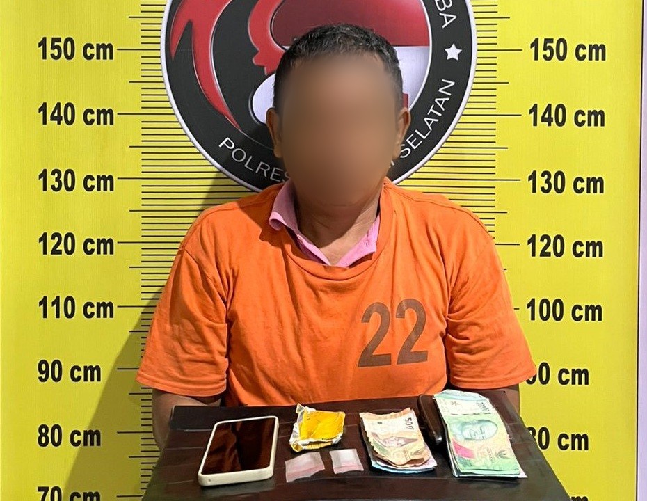 Seorang pria yang diduga menjadi pengedar sabu berinisial, MH, usai ditangkap Tim dari Sat Resnarkoba Polres Tapsel di pondok belakang rumahnya