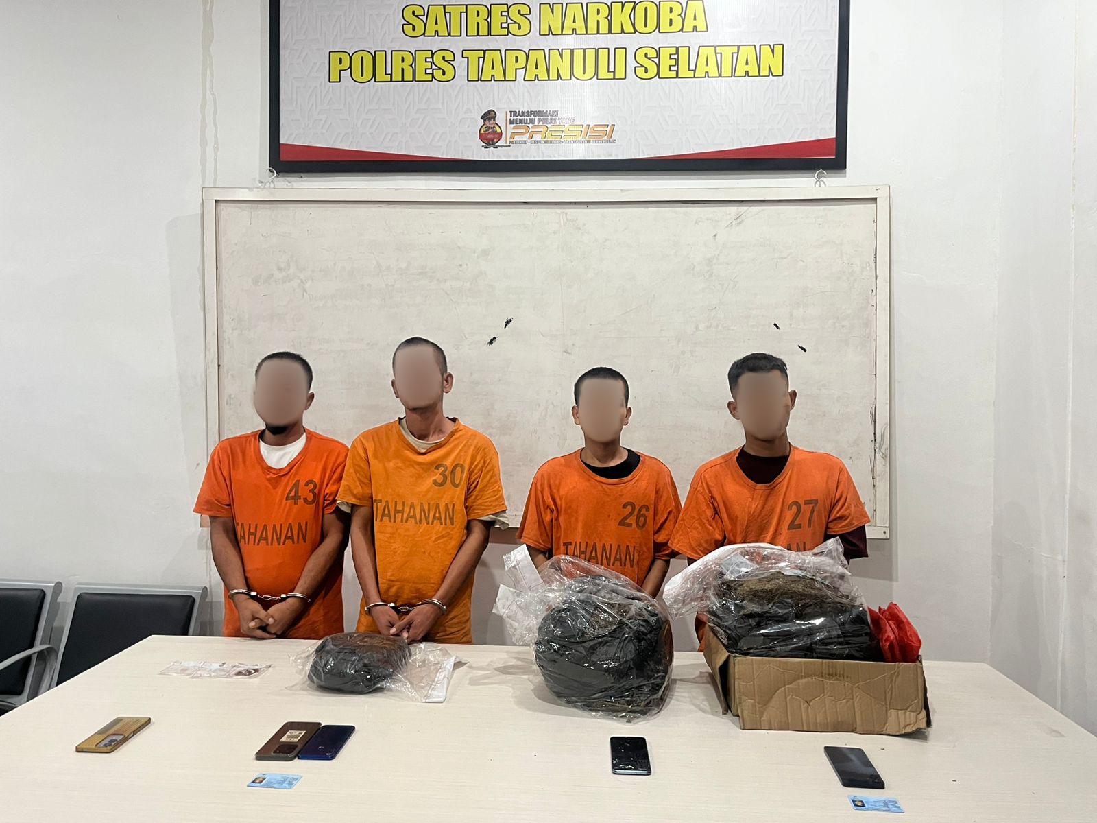4 orang pria yang diduga kuat sebagai jaringan peredaran narkoba lintas provinsi, IP, FP, ASN, dan MSM alias M, berikut barang bukti 11 Kg ganja dan 1,34 gram sabu usai ditangkap Tim Opsnal Satresnarkoba Polres Tapsel
