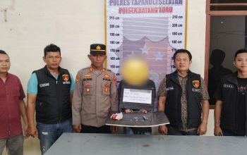 Kapolsek Batang Toru, AKP PM Siboro, bersama Kanit Reskrim, Ipda Hary Agus Pohan, dan anggota usai menangkap seorang petani berinisial, SN yang diduga memiliki narkotika jenis sabu