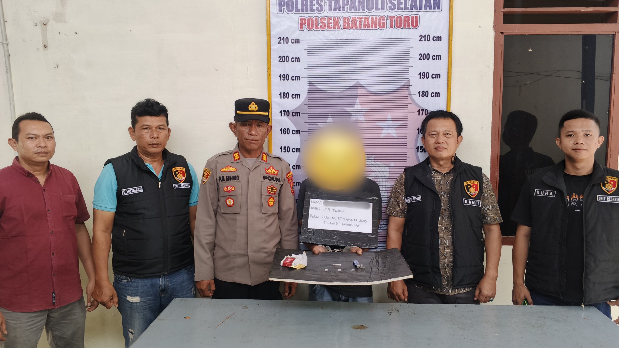 Kapolsek Batang Toru, AKP PM Siboro, bersama Kanit Reskrim, Ipda Hary Agus Pohan, dan anggota usai menangkap seorang petani berinisial, SN yang diduga memiliki narkotika jenis sabu