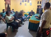 Keenam orang pria yang kini menjadi terlapor atas dugaan pembuatan konten tak senonoh saat dimintai keterangannya oleh Sat Intelkam Polres Tapsel disaksikan masyarakat di Kantor Desa Aek Badak Jae