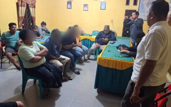 Keenam orang pria yang kini menjadi terlapor atas dugaan pembuatan konten tak senonoh saat dimintai keterangannya oleh Sat Intelkam Polres Tapsel disaksikan masyarakat di Kantor Desa Aek Badak Jae
