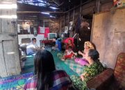 Ketua Lembaga Burangir, Juli Zega (baju putih), saat mengunjungi kediaman Felis Siregar, seorang balita berusia 3 tahun 7 bulan yang harus menghadapi ujian berat akibat diagnosa penyakit jantung bocor
