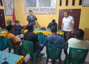 Kasat Intelkam Polres Tapsel, AKP Oloan Lubis, dan anggota, disaksikan perangkat desa serta masyarakat, saat memintai keterangan para terduga pembuat video konten yang dinilai tak pantas di Kantor Desa Aek Badak Jae