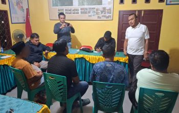 Kasat Intelkam Polres Tapsel, AKP Oloan Lubis, dan anggota, disaksikan perangkat desa serta masyarakat, saat memintai keterangan para terduga pembuat video konten yang dinilai tak pantas di Kantor Desa Aek Badak Jae
