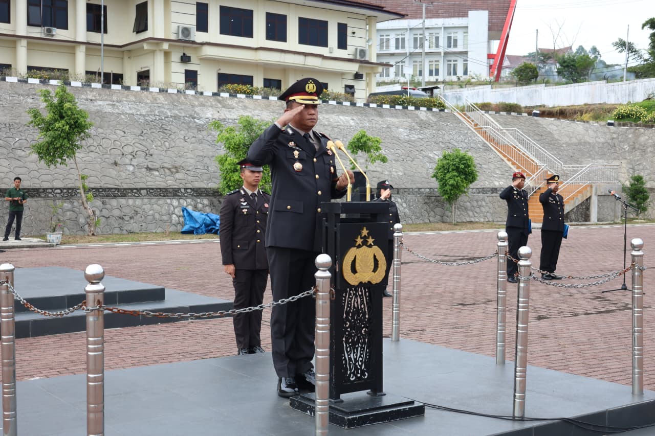 Kapolres Tapsel, AKBP Yon Edi Winara, saat bertindak sebagai Inspektur Upacara Hari Kesaktian Pancasila