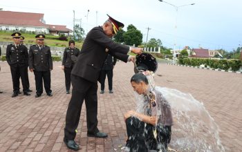 Kapolres Tapsel, AKBP Yon Edi Winara, saat menyirami air bunga ke Kompol Polman Pasaribu, selaku Plt Kasiwas yang naik pangkat dari AKP terhitung mulai 1 Oktober 2025 (TMT 01-10-2025), sebagai tradisi ungkapan rasa syukur atas dedikasi dan kinerja selama bertugas