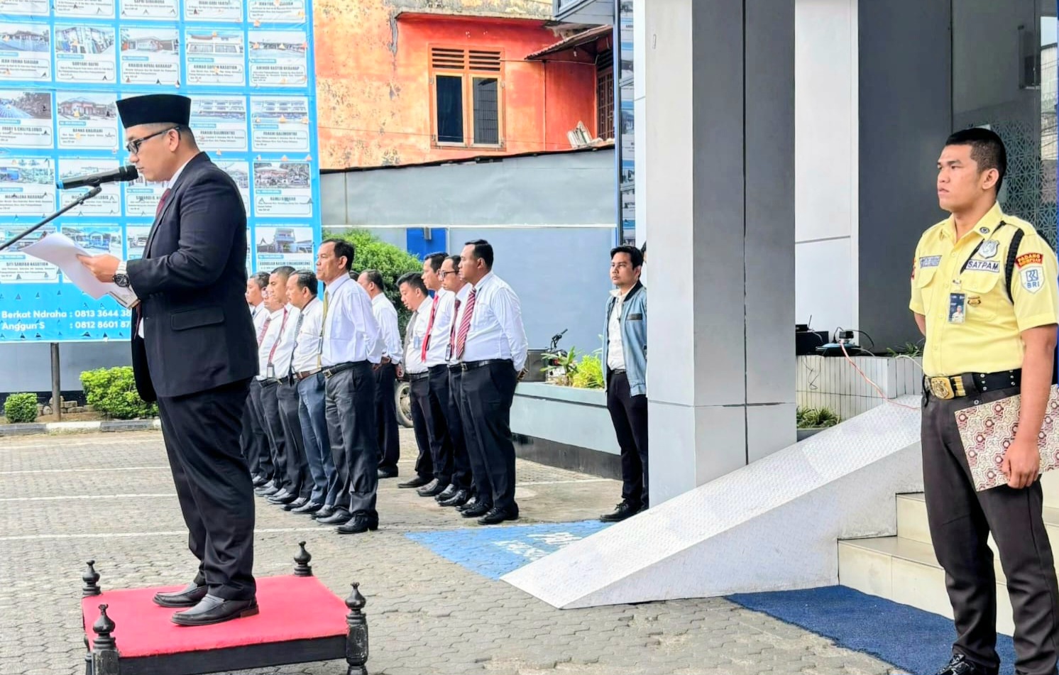 Pimca BRI Padangsidimpuan, Teuku Zulham, saat bertindak sebagai Inspektur Upacara bendera dalam rangka memperingati Hari Kesaktian Pancasila yang jatuh pada 1 Oktober 2025