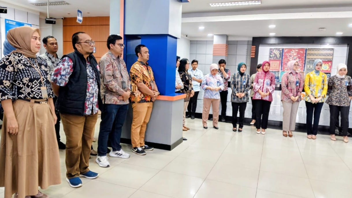 Pegawai dan karyawan BRI Cabang Padangsidimpuan mengenakan pakaian batik dalam rangka memperingati Hari Batik Nasional 2025