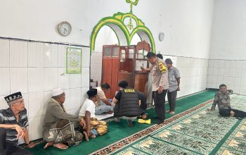 Disaksikan jamaah, Bhabinkamtibmas Polsek Sipirok mendampingi Tim Inafis Polres Tapsel saat menggelar olah TKP dugaan pencurian di Masjid Al Falah di Desa Pinagar