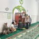 Disaksikan jamaah, Bhabinkamtibmas Polsek Sipirok mendampingi Tim Inafis Polres Tapsel saat menggelar olah TKP dugaan pencurian di Masjid Al Falah di Desa Pinagar