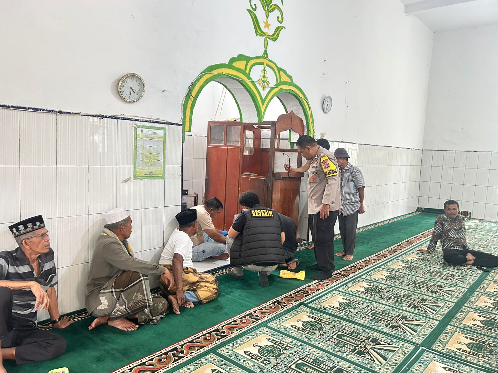 Disaksikan jamaah, Bhabinkamtibmas Polsek Sipirok mendampingi Tim Inafis Polres Tapsel saat menggelar olah TKP dugaan pencurian di Masjid Al Falah di Desa Pinagar