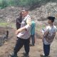 Bhabinkamtibmas Polsek Padang Bolak, Aipda Hilman S Harahap, mendampingi pengecekan batas tanah kebun saat proses mediasi antar-warga yang sempat berselisih