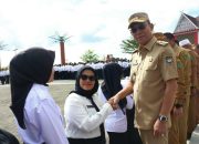Bupati Tapsel, Gus Irawan Pasaribu, usai menyerahkan SK P3K ke 371 pegawai tahap II