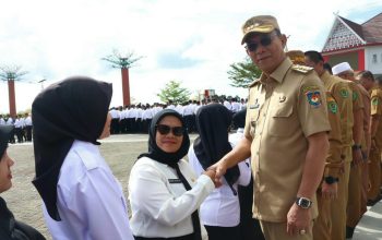 Bupati Tapsel, Gus Irawan Pasaribu, usai menyerahkan SK P3K ke 371 pegawai tahap II