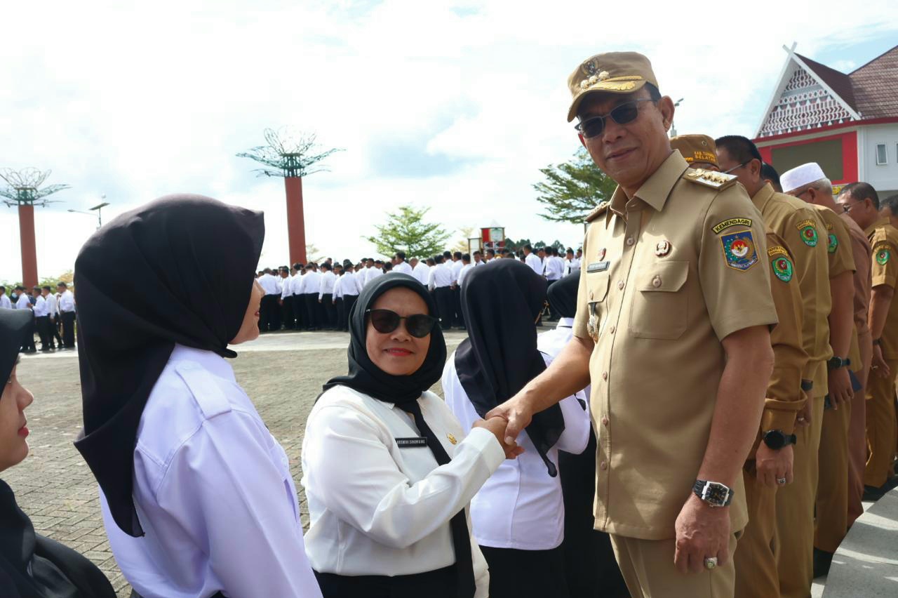 Bupati Tapsel, Gus Irawan Pasaribu, usai menyerahkan SK P3K ke 371 pegawai tahap II
