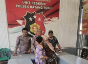 Kedua pekerja di Rumah Makan yang sebelumnya sempat berselisih akhirnya berpelukan, tanda sudah saling berdamai dan memaafkan usai dimediasi oleh Polsek Batang Toru