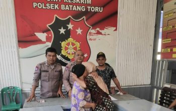 Kedua pekerja di Rumah Makan yang sebelumnya sempat berselisih akhirnya berpelukan, tanda sudah saling berdamai dan memaafkan usai dimediasi oleh Polsek Batang Toru