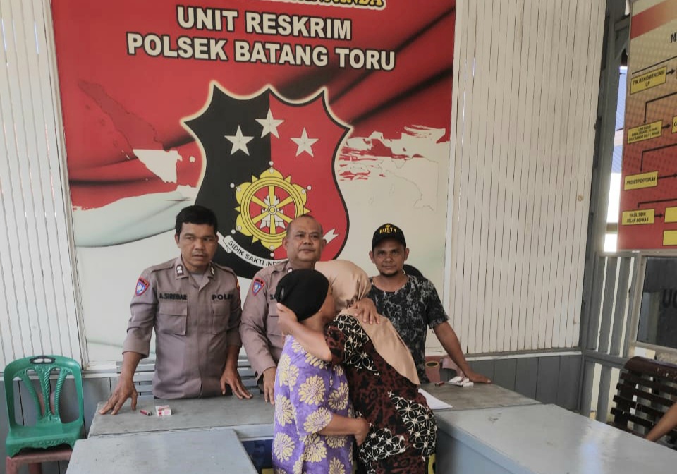 Kedua pekerja di Rumah Makan yang sebelumnya sempat berselisih akhirnya berpelukan, tanda sudah saling berdamai dan memaafkan usai dimediasi oleh Polsek Batang Toru
