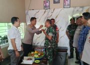 Kapolsek Batang Toru, AKP Penggar M Siboro, didampingi Kanit Reskrim, Ipda Hary Agus Pohan, dan jajaran, menyulangi nasi tumpeng ke Danramil 01/BT, Lettu Inf Saukani Nasution, sebagai ungkapan syukur dalam momen memperingati HUT TNI ke-80