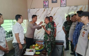 Kapolsek Batang Toru, AKP Penggar M Siboro, didampingi Kanit Reskrim, Ipda Hary Agus Pohan, dan jajaran, menyulangi nasi tumpeng ke Danramil 01/BT, Lettu Inf Saukani Nasution, sebagai ungkapan syukur dalam momen memperingati HUT TNI ke-80