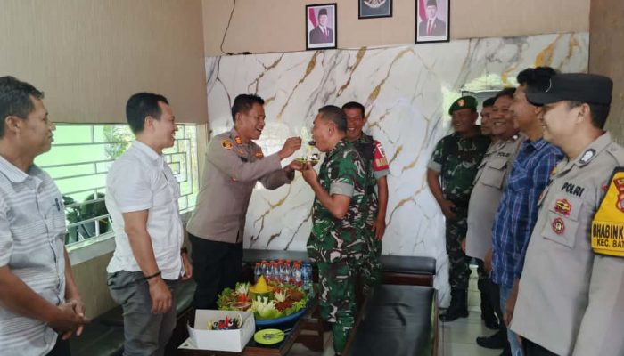 Kapolsek Batang Toru Bawa Tumpeng untuk TNI, Wujud Persaudaraan dan Cinta Tanah Air di HUT TNI ke-80