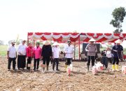 Bupati Tapsel Gus Irawan Pasaribu bersama Kapolres AKBP Yon Edi Winara, dan unsur Forkopimda lainnya kompak menanam jagung kuartal IV secara serentak se-Indonesia