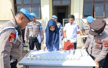 Pelaksanaan tes urine yang digelar Bid Propam Polda Sumut di Polres Tapsel dengan hasil tak satupun personel yang positif narkoba