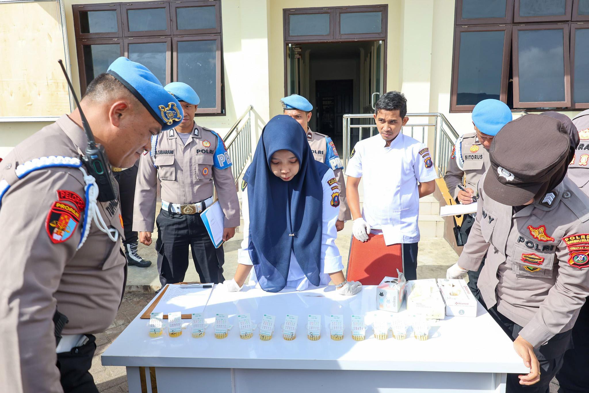 Pelaksanaan tes urine yang digelar Bid Propam Polda Sumut di Polres Tapsel dengan hasil tak satupun personel yang positif narkoba