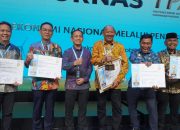 Bupati Tapsel, Gus Irawan Pasaribu, bersama kepala daerah lainnya, usai menerima penghargaan TPAKD Award 2025 sebagai terbaik ketiga di tingkat kabupaten/kota wilayah Sumatera