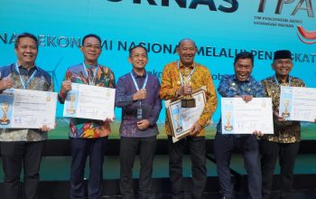 Bupati Tapsel, Gus Irawan Pasaribu, bersama kepala daerah lainnya, usai menerima penghargaan TPAKD Award 2025 sebagai terbaik ketiga di tingkat kabupaten/kota wilayah Sumatera
