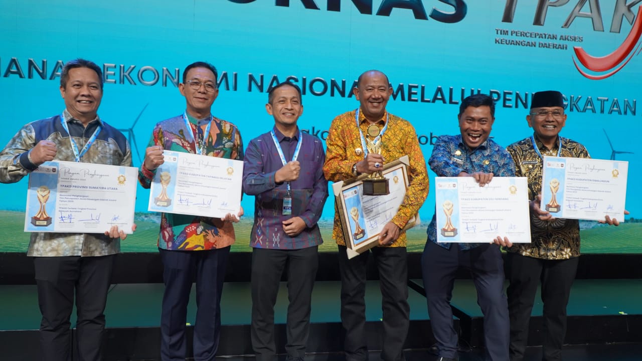 Bupati Tapsel, Gus Irawan Pasaribu, bersama kepala daerah lainnya, usai menerima penghargaan TPAKD Award 2025 sebagai terbaik ketiga di tingkat kabupaten/kota wilayah Sumatera