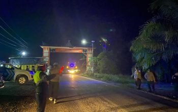 Sejumlah personel Polsek Padang Bolak tampak siaga di titik perbatasan antara Kabupaten Padang Lawas Utara dan Padang Lawas dalam rangka patroli malam guna mencegah aksi kriminalitas seperti, curanmor maupun balapan liar