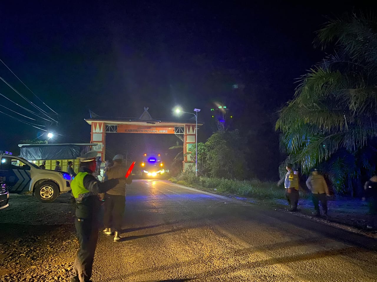 Sejumlah personel Polsek Padang Bolak tampak siaga di titik perbatasan antara Kabupaten Padang Lawas Utara dan Padang Lawas dalam rangka patroli malam guna mencegah aksi kriminalitas seperti, curanmor maupun balapan liar