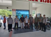 Kanit Reskrim Polsek Batang Angkola, Ipda Ansor Harahap, memimpin personel yang sedang siaga melakukan pengamanan libur akhir pekan di objek wisata Aek Sijorni