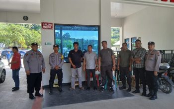 Kanit Reskrim Polsek Batang Angkola, Ipda Ansor Harahap, memimpin personel yang sedang siaga melakukan pengamanan libur akhir pekan di objek wisata Aek Sijorni