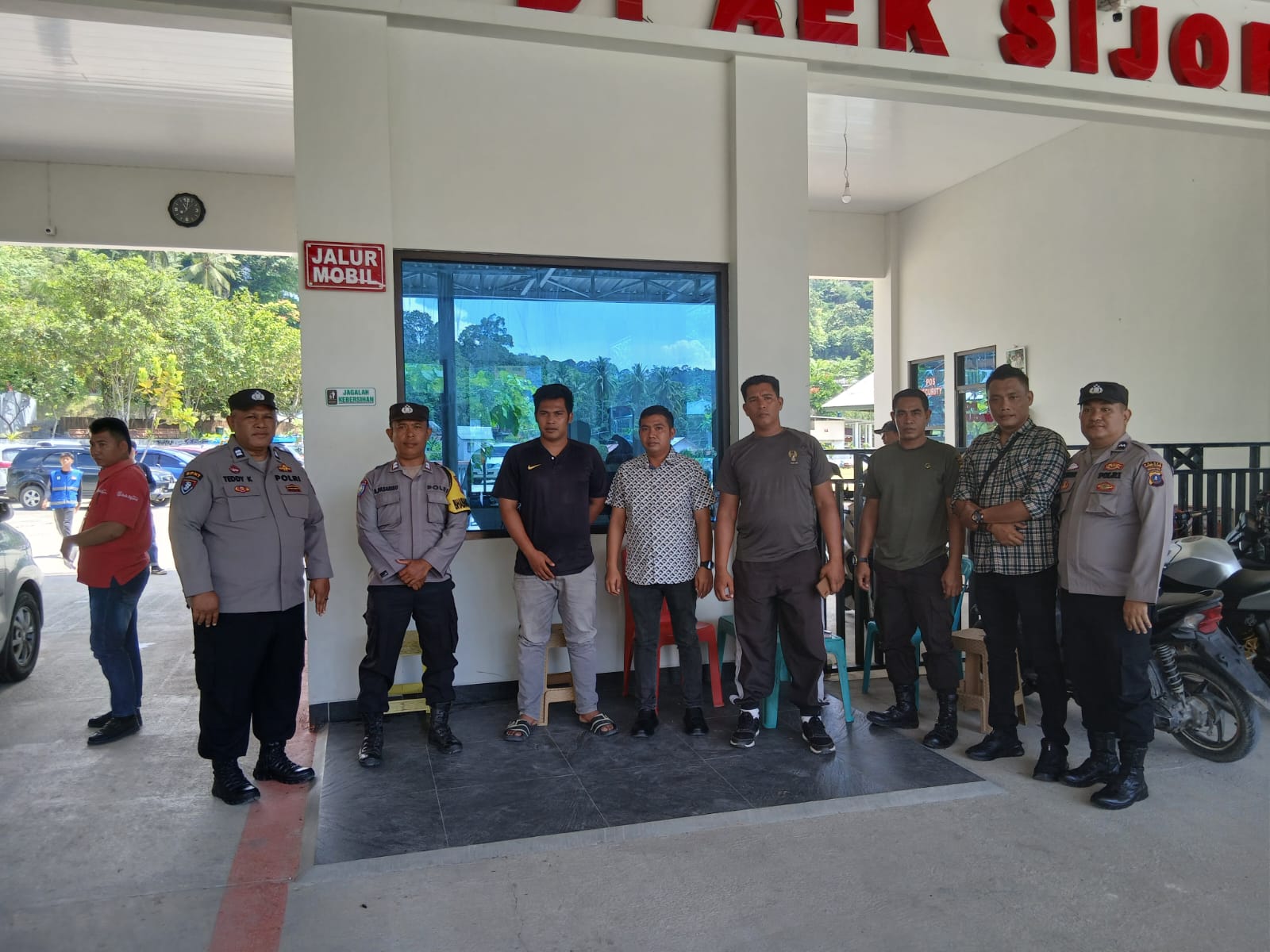 Kanit Reskrim Polsek Batang Angkola, Ipda Ansor Harahap, memimpin personel yang sedang siaga melakukan pengamanan libur akhir pekan di objek wisata Aek Sijorni
