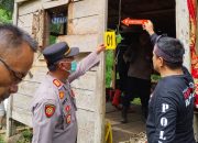 Kapolsek Batang Angkola, AKP R Triharjanto, bersama tim Inafis Polres Tapsel, dan anggota saat olah TKP tempat ditemukannya seorang pria yang meninggal dunia tergantung di sebuah pondok di kebun karet