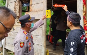 Kapolsek Batang Angkola, AKP R Triharjanto, bersama tim Inafis Polres Tapsel, dan anggota saat olah TKP tempat ditemukannya seorang pria yang meninggal dunia tergantung di sebuah pondok di kebun karet