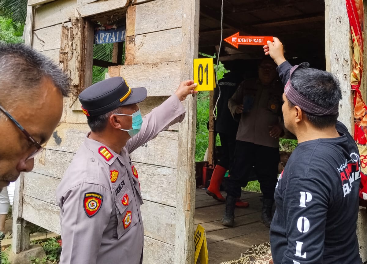 Kapolsek Batang Angkola, AKP R Triharjanto, bersama tim Inafis Polres Tapsel, dan anggota saat olah TKP tempat ditemukannya seorang pria yang meninggal dunia tergantung di sebuah pondok di kebun karet