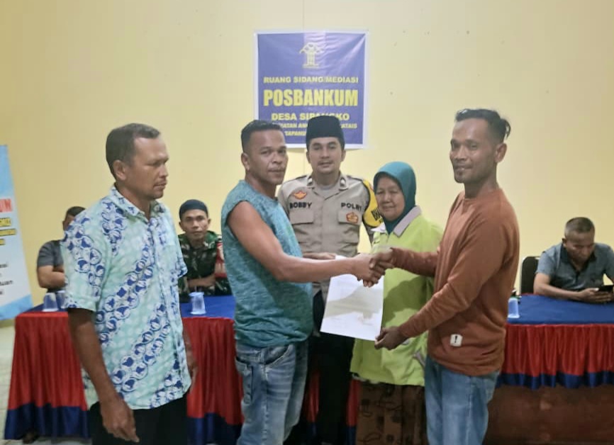 Kedua belah pihak yang sebelumnya sempat berselisih, akhirnya sepakat untuk berdamai usai dimediasi Bhabinkamtibmas Polsek Batang Angkola, Aipda Bobby Rahman, di Kantor Desa Sipangko
