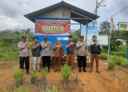Kasat Binmas Polres Tapsel Iptu Taufik Simanullang bersama Kasat Tahti Iptu Bangun Siregar, dan lainnya, saat menyambangi Satkamling Retagon di Desa Paran Padang