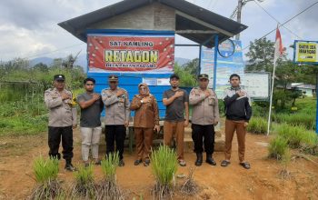 Kasat Binmas Polres Tapsel Iptu Taufik Simanullang bersama Kasat Tahti Iptu Bangun Siregar, dan lainnya, saat menyambangi Satkamling Retagon di Desa Paran Padang