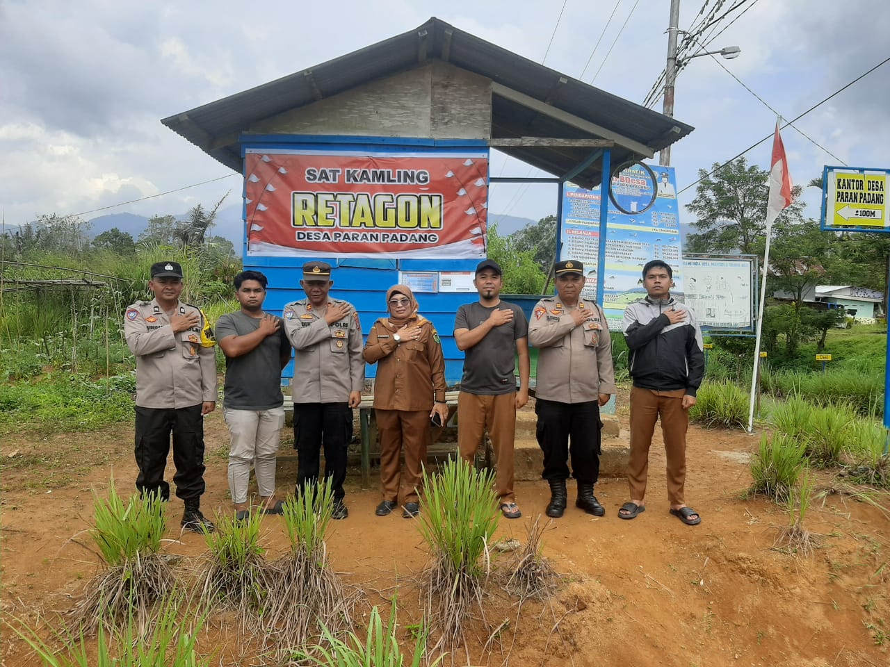 Kasat Binmas Polres Tapsel Iptu Taufik Simanullang bersama Kasat Tahti Iptu Bangun Siregar, dan lainnya, saat menyambangi Satkamling Retagon di Desa Paran Padang