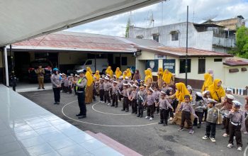 Personel Sat Lantas Polres Padangsidimpuan saat memberi edukasi tentang pentingnya kamseltibcarlantas kepada anak-anak TK Al Rizky
